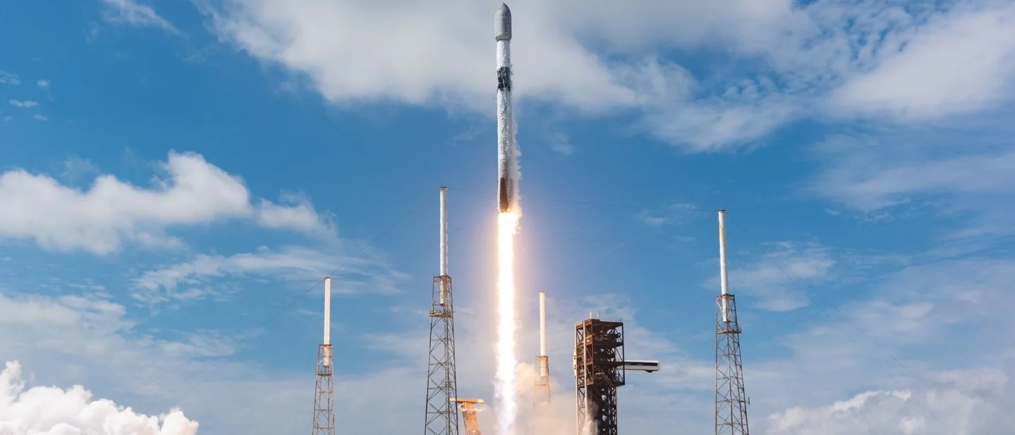 SPCX涨2.22%至136.97美元:Starlink 10-39重试成功,Grok 4.6进入Google企业平台