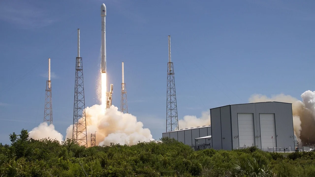 马斯克动态简报|SpaceX IPO 深扒日:马斯克理论奖金上限 $1 万亿,Grok「放荡」模式写进 S-1 风险项