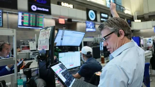 AVGO loses $60 in a session, Macquarie downgrades, and all eyes flip to Friday's jobs report