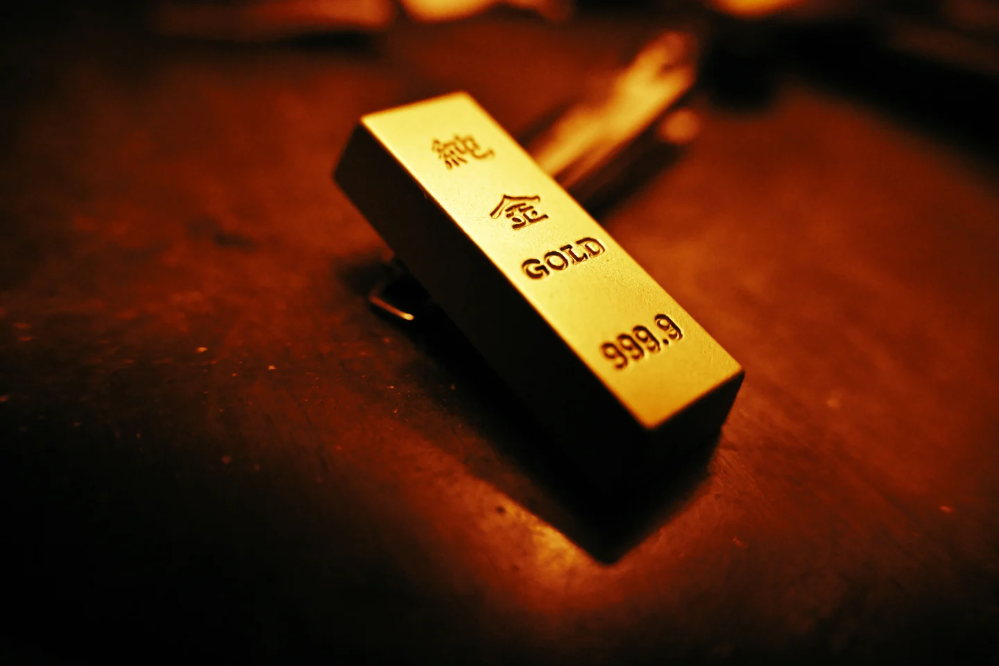 Weekly settlements: Hormuz risk pushes oil up 11% as gold slides