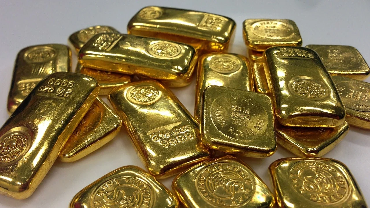 Oil Retreats 1.5% as Hormuz Tankers Move; Gold Reclaims $4,500 on Soft GDP