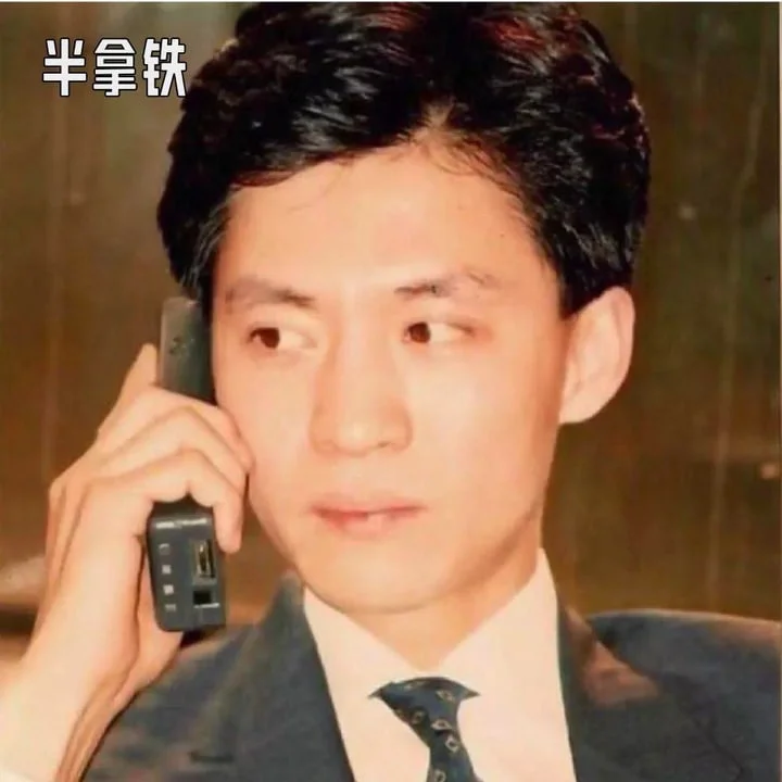半拿铁速读:手机江湖从大哥大走到山寨机