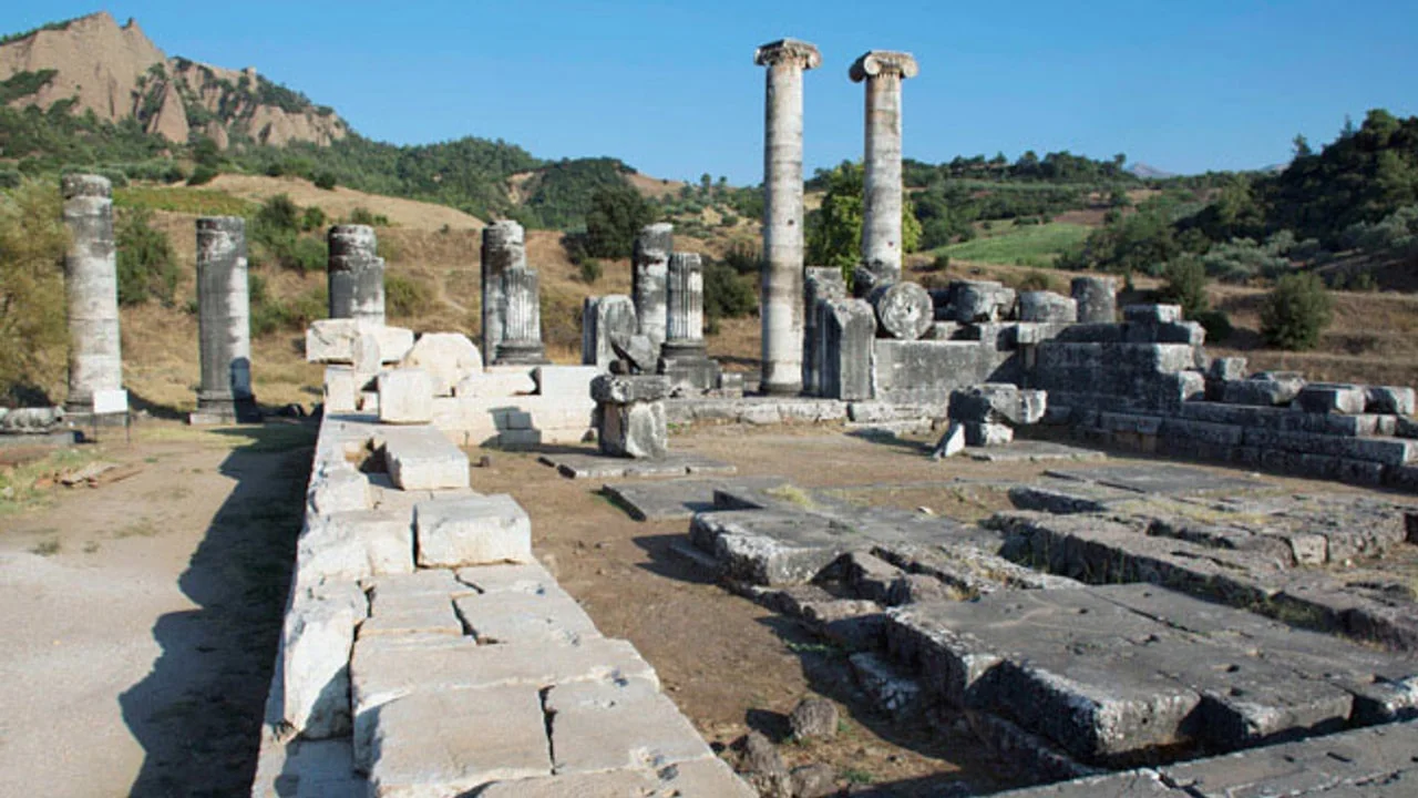 When Sardis Learned Greek: Stratonike and the Temple That Would Not End