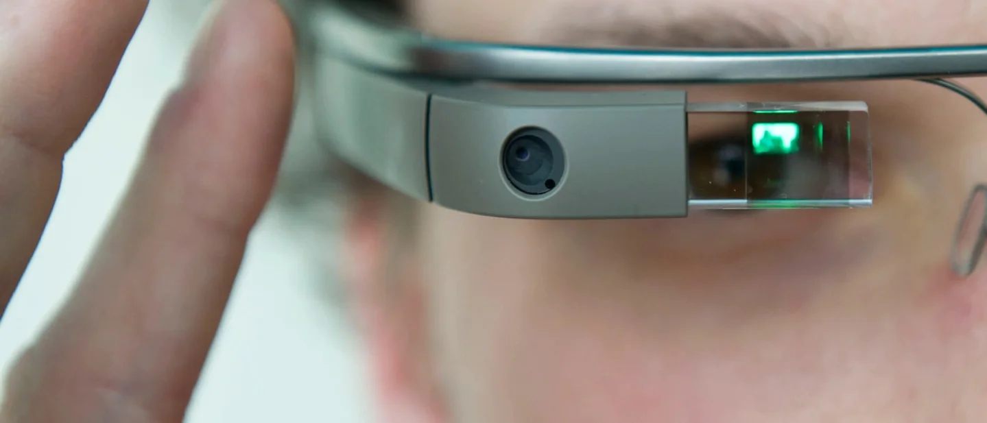 Google Glass Explorer Edition:把屏幕放到右眼上方的 2013 智能眼镜