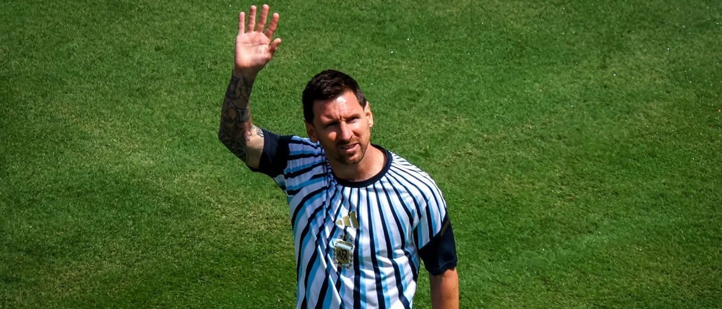 Scaloni says he is staying, the No. 10 waits, and Messi lands on Sunday