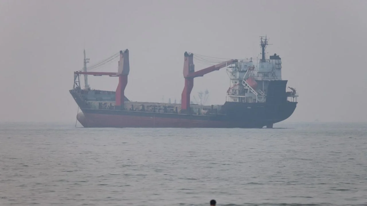 伊朗每日战报:多哈绕回旧账,霍尔木兹不松手