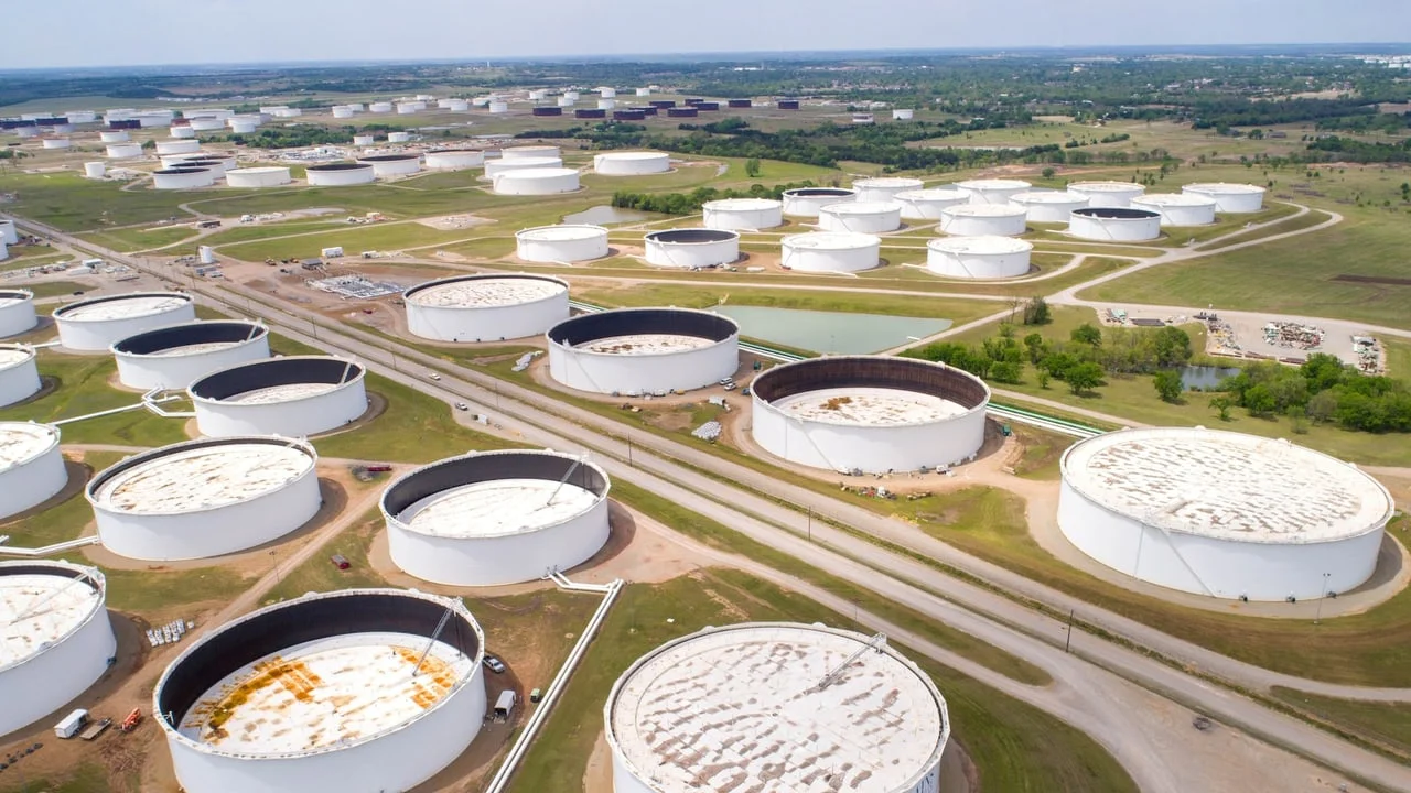 Oil Surges 2.6% as US-Iran Trade Weekend Strikes; Gold Eases to $4,521
