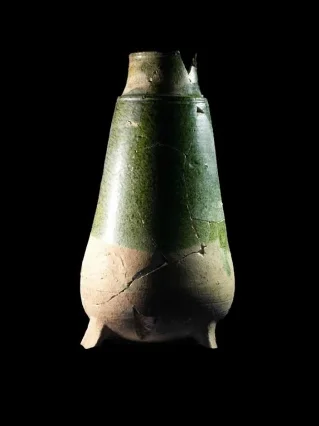 中世纪城堡地下挖出一只「炼金」陶瓶，等了500年