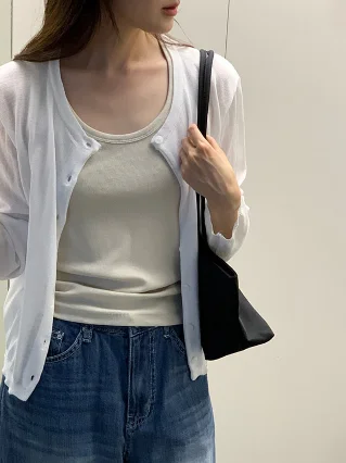 降温房间里的白色开衫，像把风穿在身上