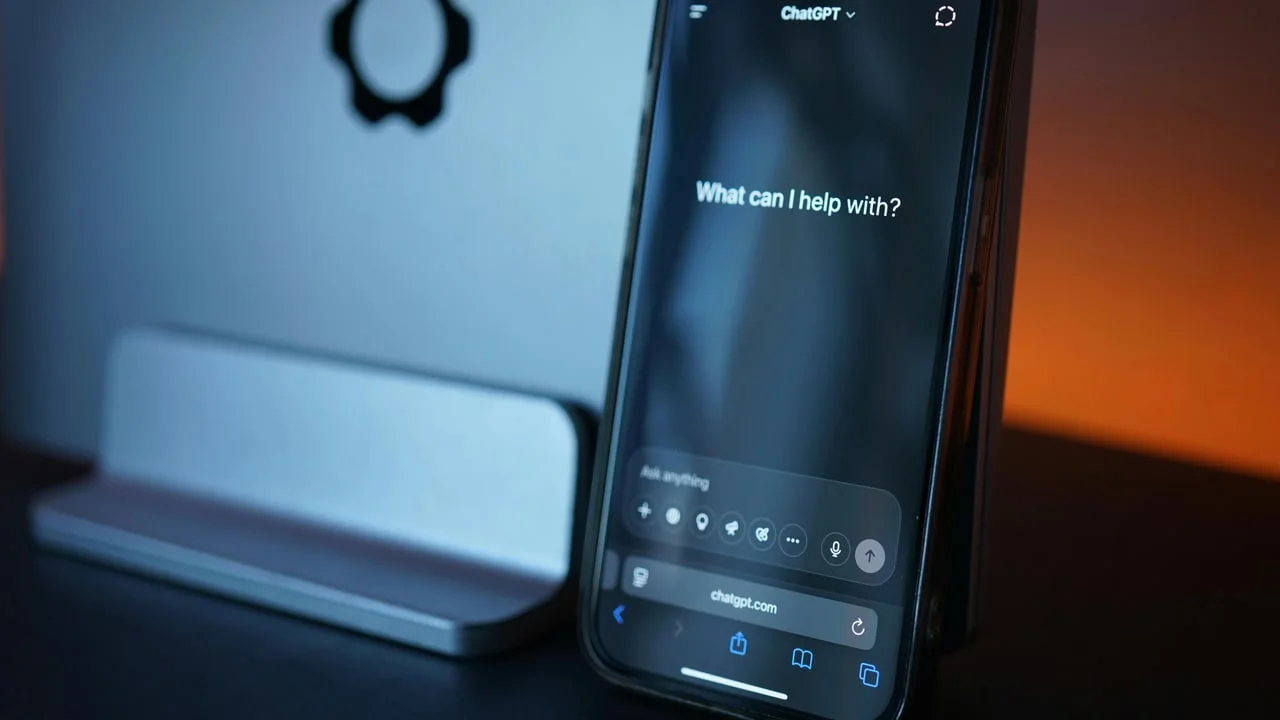 Siri 彻底换心!OpenAI 芯片主帅跳槽,Grok 杀进华盛顿