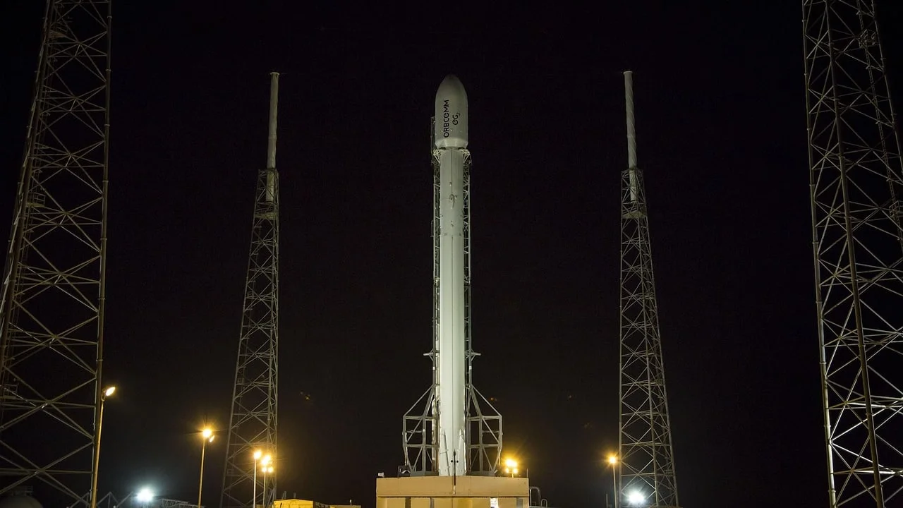 马斯克动态简报|Colossus 租约澄清、「经济无法离开价格」、SpaceX 拿下 $23 亿军方大单