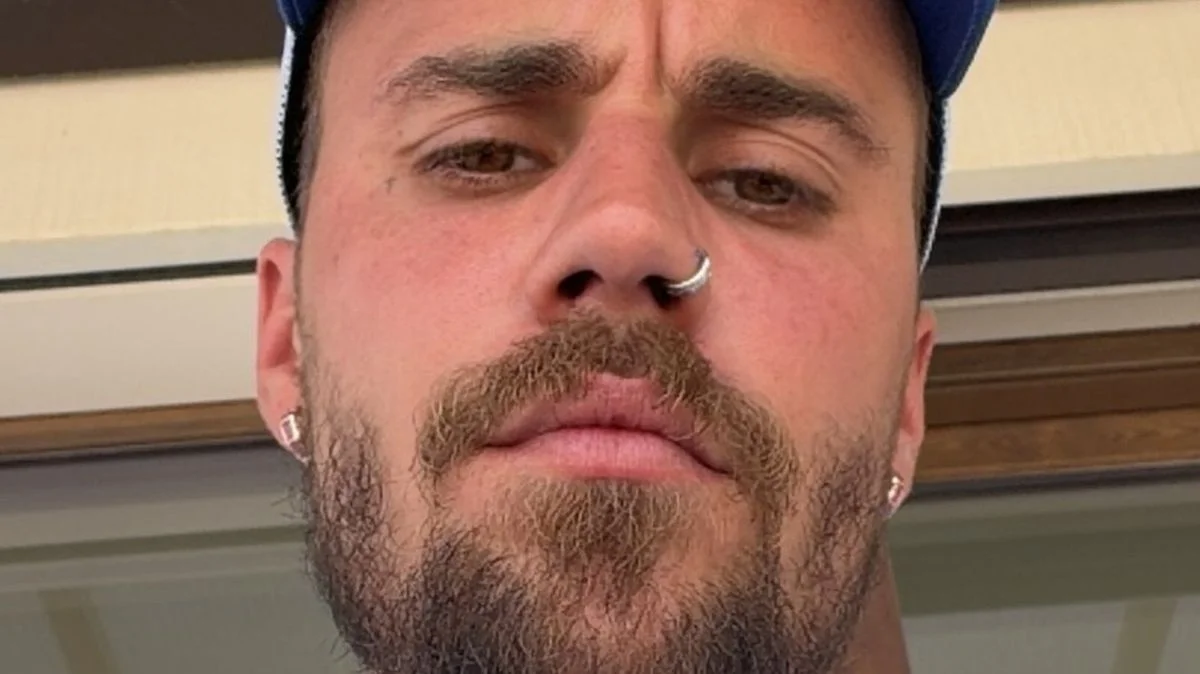Justin Bieber's new selfies draw fan concern over an apparent cigar