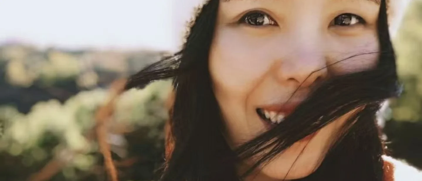 把婉拒当流程,把愿景当承诺:《屠龙大实话》拆解年轻人融入主流社会的隐性规则