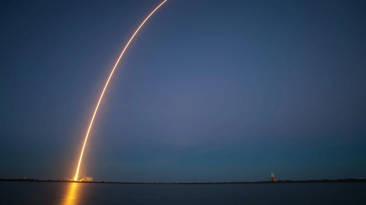 马斯克动态简报|SpaceX IPO 路演在即:合并传闻、军方涨价争议、Starlink 揽入美国航空大单