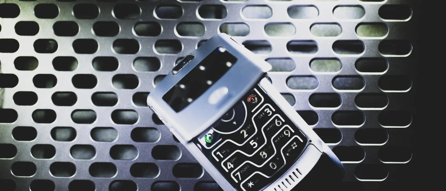 Motorola RAZR V3:把翻盖压到 13.9 毫米的 2004 金属手机