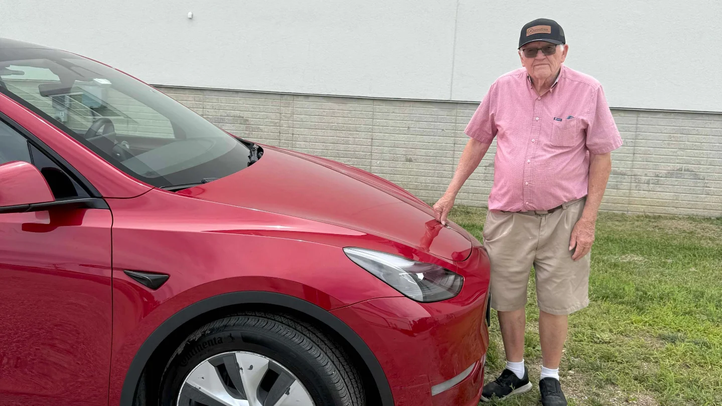 Elon 转推 Detroit News 老年用户 FSD 报道:可以回,但先问接管与培训数据