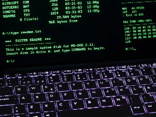 5条科技热门 Day 030 ｜ 微软开源最古老DOS · DeepSeek原生编程智能体 · Vivado废弃Linux免费版