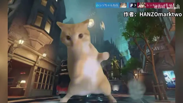 一只橘猫在游戏城市街景里做出拳姿势，画面上缘是游戏界面元素，右上角写着「作者：HANZOmarkt two」