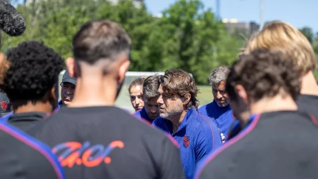 Mauricio Pochettino addresses the U.S. group in training
