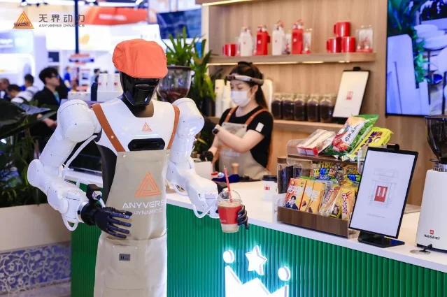 WRC 咖啡店中的机器人服务现场