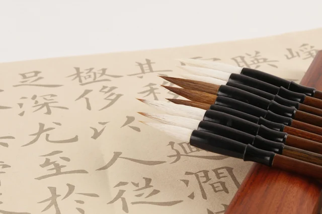Chinese calligraphy brushes on paper|书法毛笔排列在宣纸上,代表今日伤官才华输出的主题