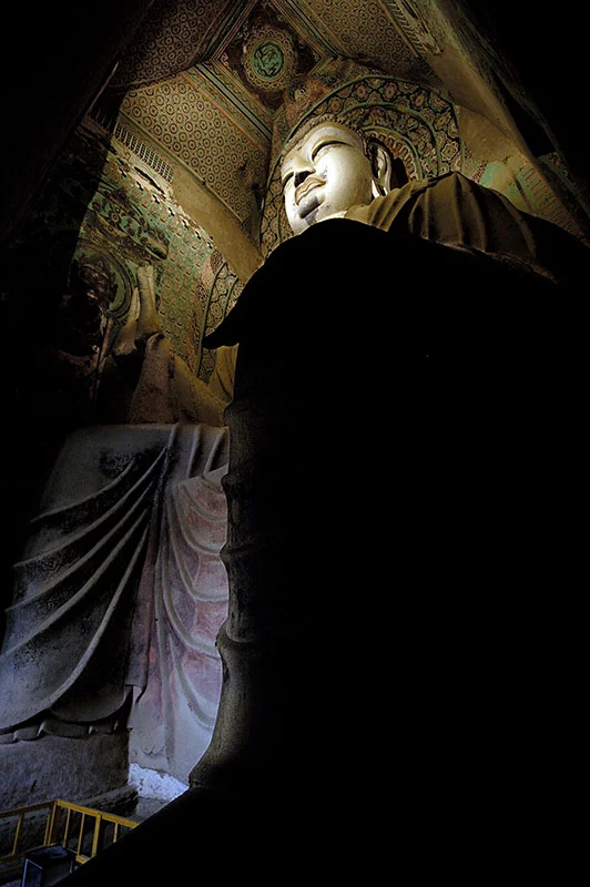 从低处仰视莫高窟第130窟南大像,佛面、手印与衣褶清晰可见