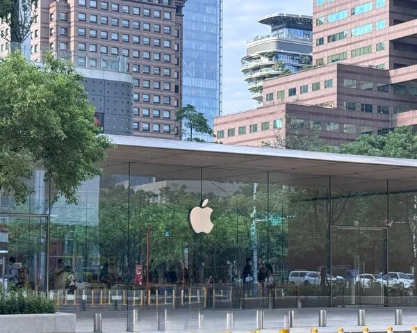 Foldable iPhone production image