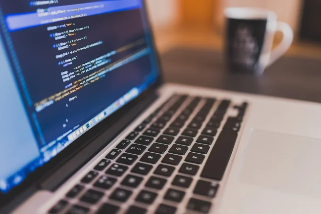 Développeur travaillant sur code open source avec laptop