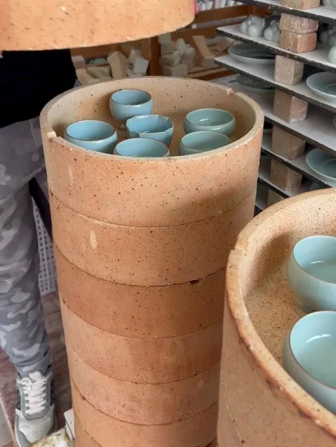 匣钵：隔开坯体与火焰、烟灰和落渣的保护容器