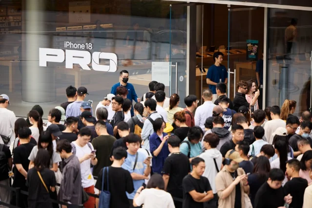 Apple Store 上海静安门店外排队的人群,橱窗上是 iPhone 18 Pro 的主视觉
