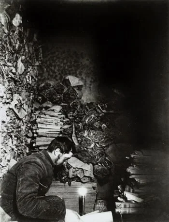 1908年伯希和在藏经洞挑选文书