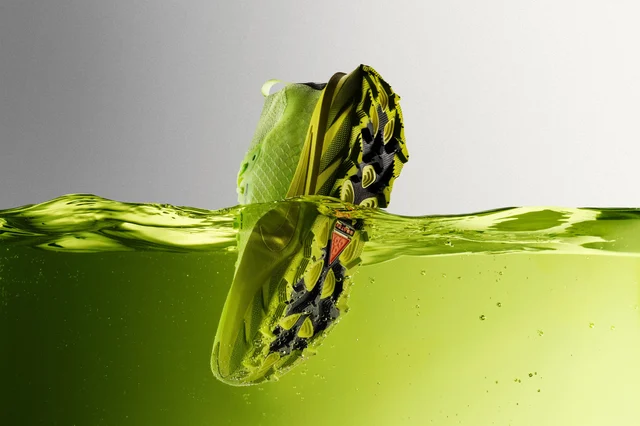 Nike ACG Picklejus 越野鞋浸在绿色液体中,露出 GOATEK 大底