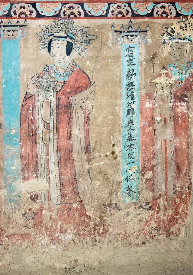 莫高窟第454窟主室南壁「窟主敕授清河郡夫人慕容氏一心供养」题记与供养人像。真实壁画照片,孙志军摄影。