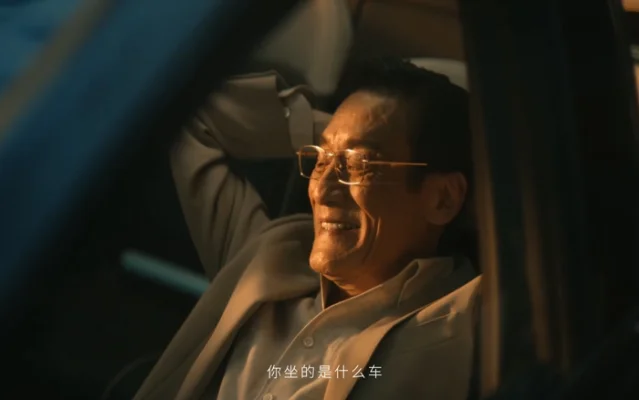 梁家辉 MAZDA EZ-60 广告截图，神情松弛自然