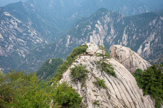 华山实景:陡峭的花岗岩峰体与山路