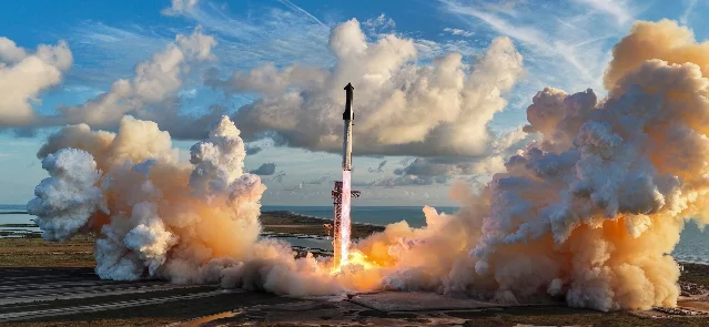 星舰第十四次飞行从得州星舰基地升空,尾焰在发射台周围掀起大片烟云