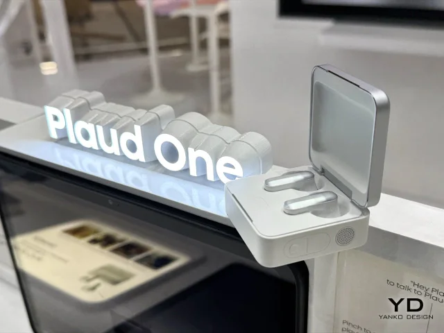Plaud One 在 IFA 2026 现场展示的耳机与联网充电盒