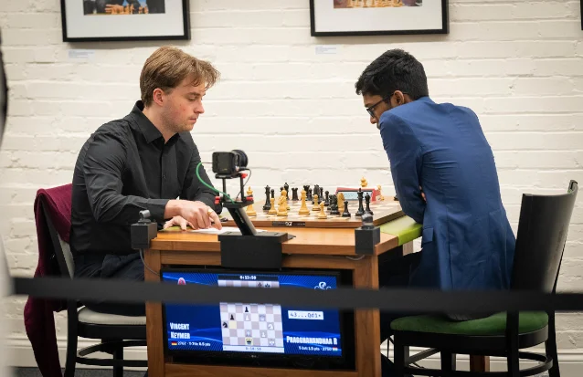 Vincent Keymer and Praggnanandhaa during their round-3 game