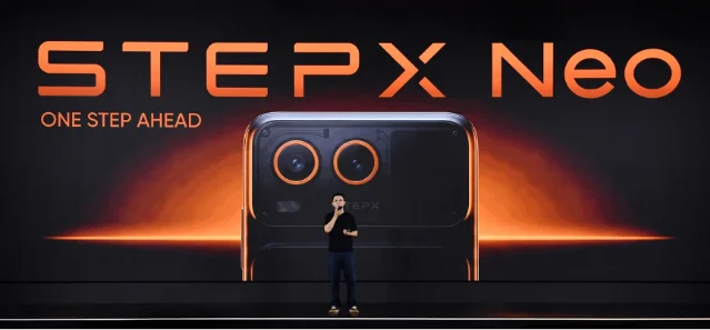STEPX Neo 发布会大屏展示产品背面与演讲者,画面中可见橙色机身轮廓和产品名称