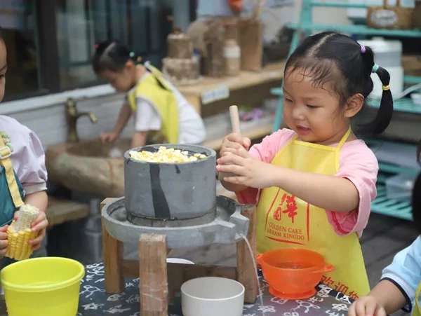 幼儿参与动手操作活动
