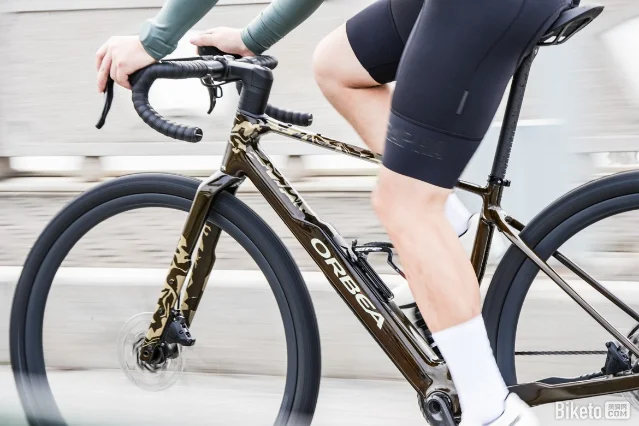 Orbea Orca Aero 公路车在道路上骑行