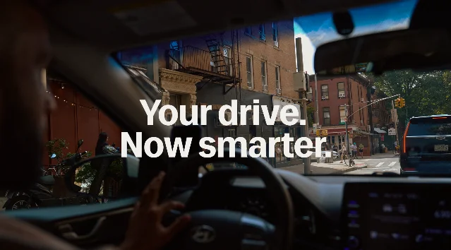 车内第一视角,画面中央白色大字「Your drive. Now smarter.」