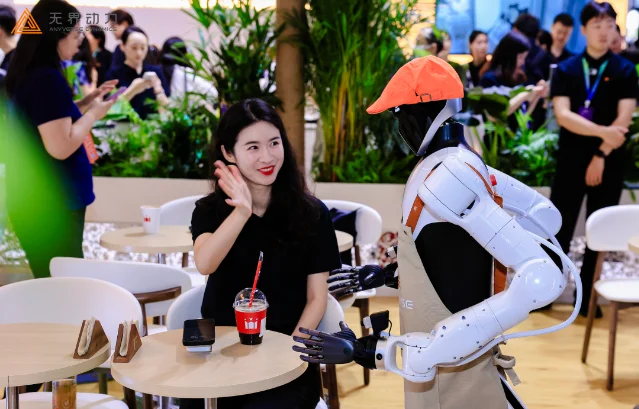 机器人服务员与顾客在咖啡桌边互动