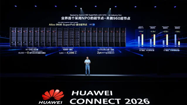 华为全联接大会 2026 主舞台,演讲者站在写有「业界首个采用 NPO 的超节点—昇腾960超节点」与「Atlas 960E SuperPoD 液冷超节点 2027Q3」的大屏前