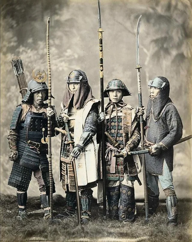 约 1880 年的武士照片：身着传统装束，手执刀剑