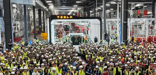 Tesla Semi 从高产能生产线下线首图
