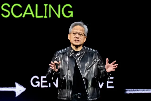 Nvidia CEO黄仁勋在舞台上演讲，背景可见SCALING字样