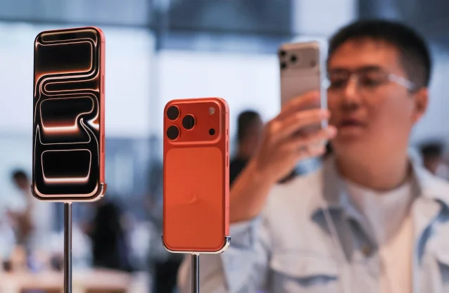 北京苹果门店展示的 iPhone 17 Pro 手机