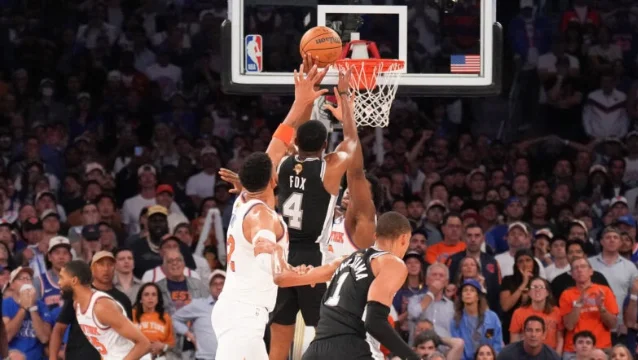 De'Aaron Fox fires a clutch pull-up jumper over OG Anunoby late in Game 3, giving the Spurs the lead in their 115-111 road win at MSG.