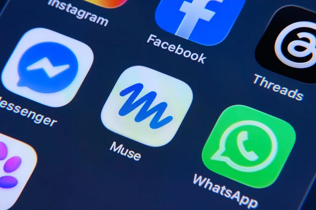 TechCrunch 配图:手机桌面上排着 Instagram、Facebook、Messenger、Threads、WhatsApp 的图标,Meta 的 Muse 图标(白底蓝色手写体 M)在正中